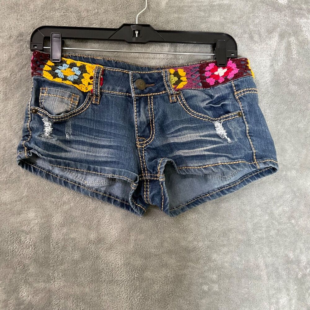 Dollhouse Booty Jeans Shorts Size 3 Embroidered Crochet Belt whiskering